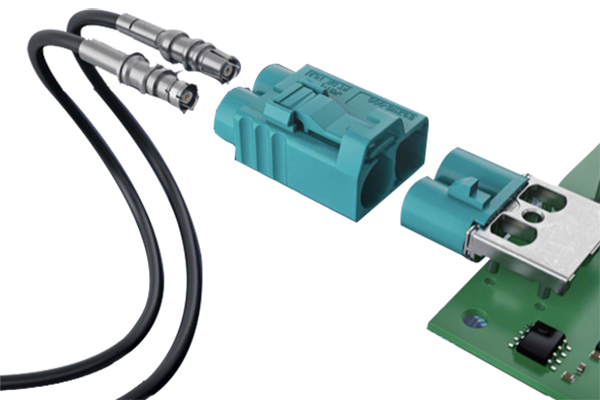 汽車(chē)射頻線(xiàn)束是指用于傳輸無(wú)線(xiàn)電信號(hào)的電線(xiàn)束，通常位于汽車(chē)內(nèi)部。它通常由多根電線(xiàn)組成，包括信號(hào)線(xiàn)、電源線(xiàn)和地線(xiàn)等。這些電線(xiàn)通過(guò)一定的結(jié)構(gòu)形式將它們組織在一起，以便更好地傳輸信號(hào)和減少干擾。