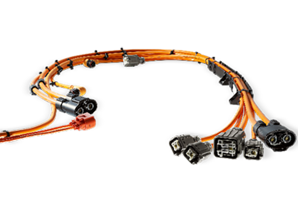 新能源高壓線(xiàn)束是指用于傳輸高壓電力和信號(hào)的電線(xiàn)束，通常用于電動(dòng)汽車(chē)、混合動(dòng)力汽車(chē)和其他新能源設(shè)備中。與傳統(tǒng)汽車(chē)相比，新能源車(chē)輛使用更高電壓的電力系統(tǒng)，因此需要使用高壓線(xiàn)束來(lái)傳輸電能。